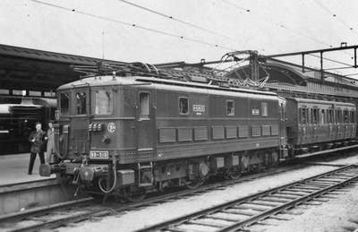 163000 Afbeelding van de electrische locomotief nr. BB 310 (serie BB 300) van de S.N.C.F. (gehuurd door de N.S.) op het ...